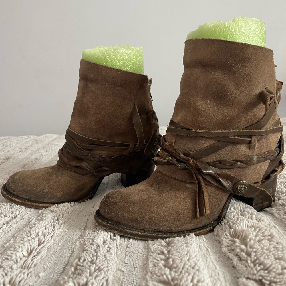 GUC Freebird by Steven Cairo in brown suede size 9